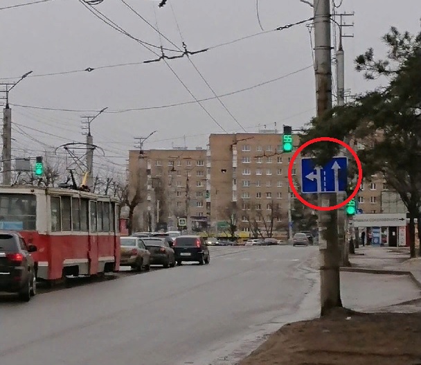 Налево теперь по знаку. В Смоленске установили новый элемент дорожной инфраструктуры