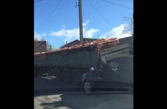 В Смоленске 2 автомобиля столкнулись с большегрузом