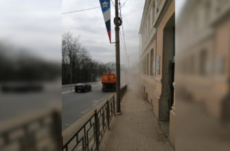 В Смоленске заботливые коммунальщики переложили пыль с дороги на тротуар