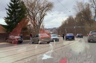 В Смоленске авария на улице Дзержинского перегородила дорогу