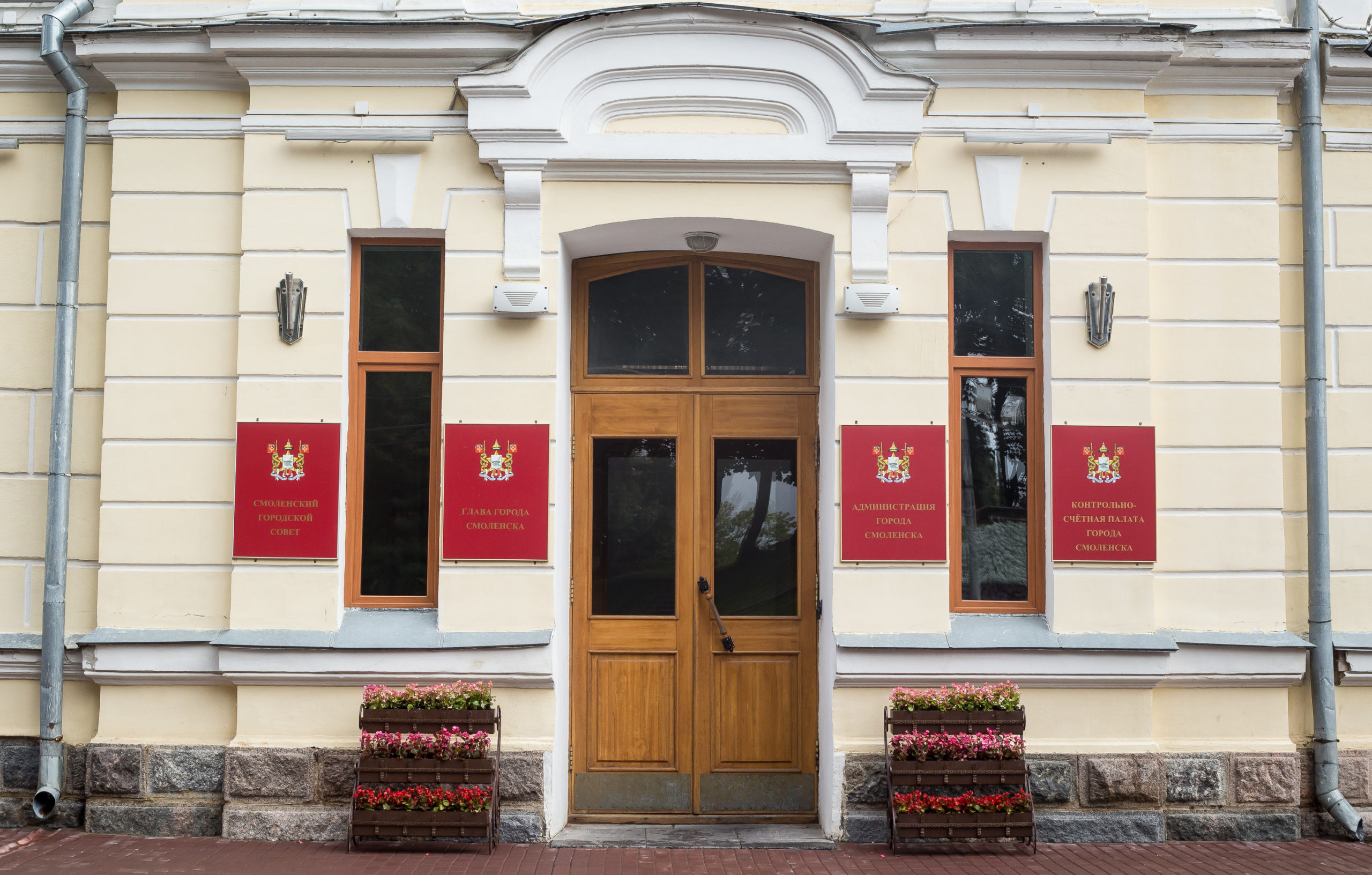 Смоленский суд взыскал с чиновников 400 тысяч рублей за нанесенный ущерб