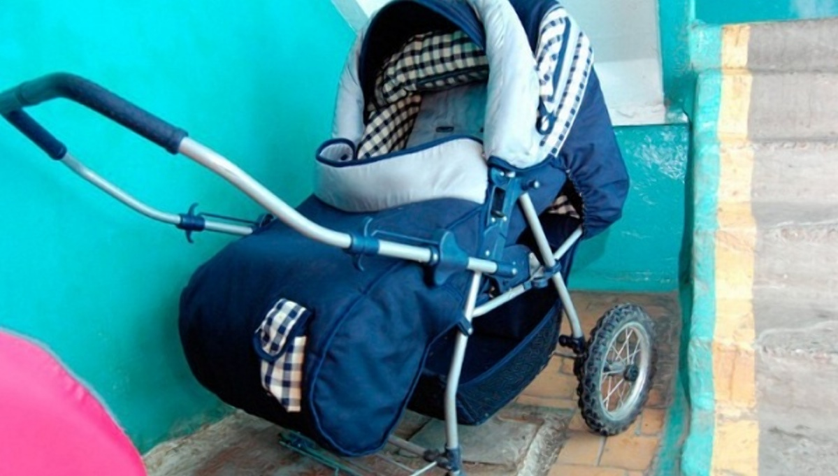 «Уничтожена огнем»: в Смоленске вспыхнула детская коляска