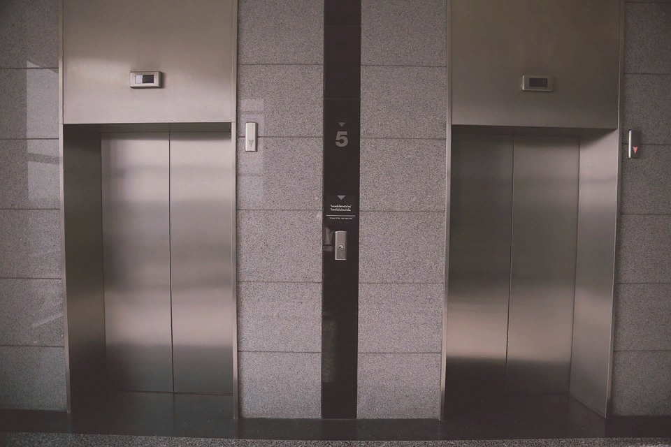 В Смоленске Ростехнадзор выявил нарушения установки лифтов в медуниверситете
