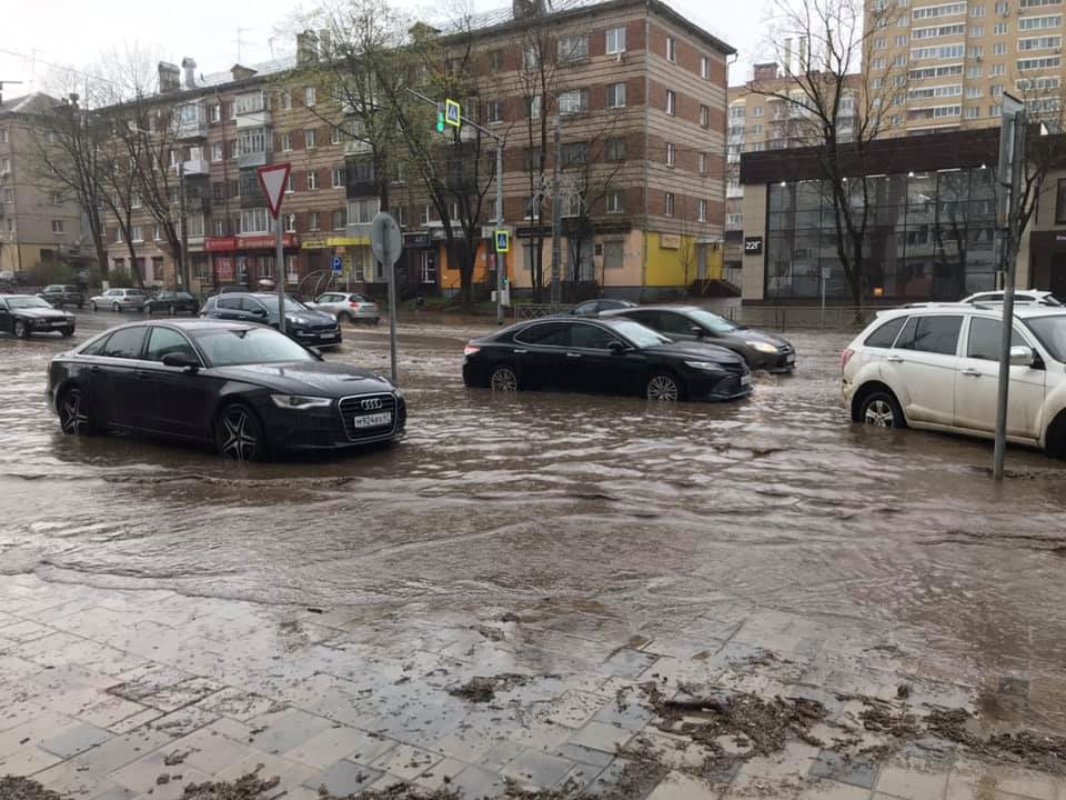 Улицу Николаева в Смоленске затопило после сильного дождя
