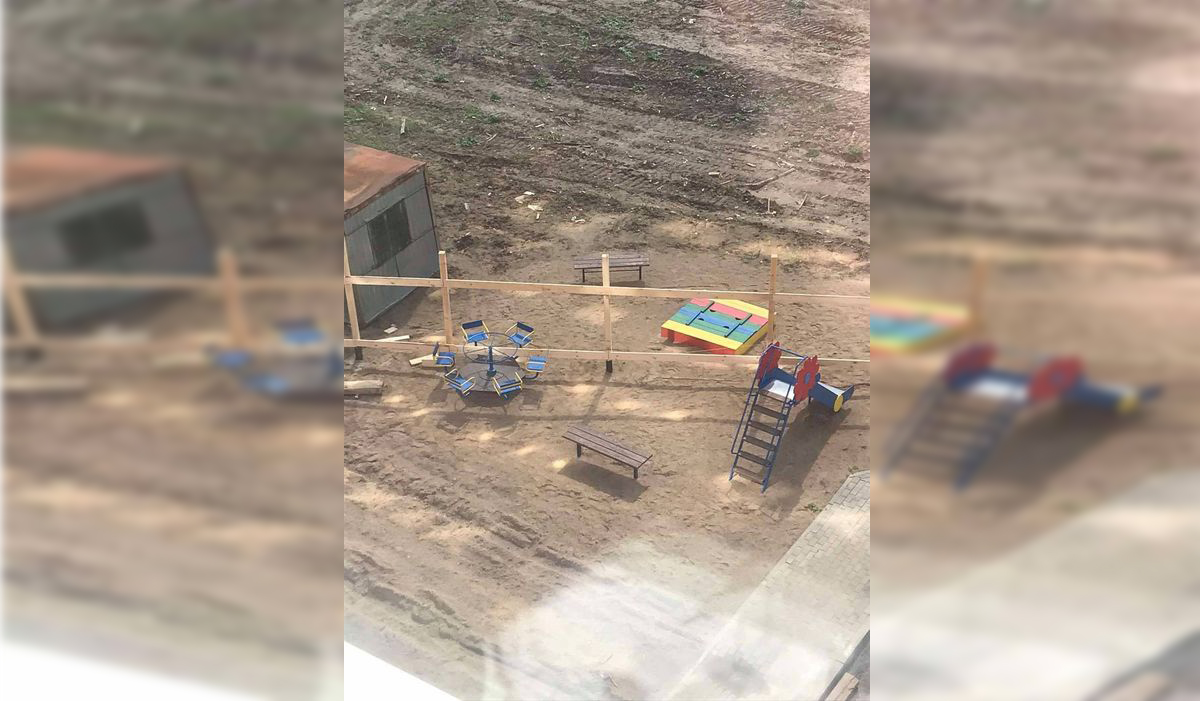 В Смоленске детскую площадку «разрубили» строительным забором