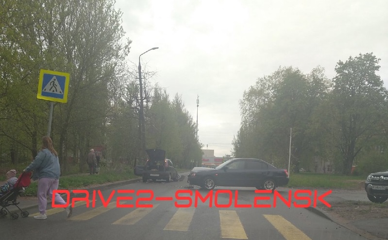 В Смоленске две иномарки столкнулись на улице Маршала Соколовского
