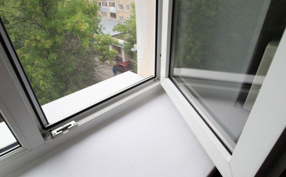 Мужчина выпал из окна многоэтажного дома в Смоленске