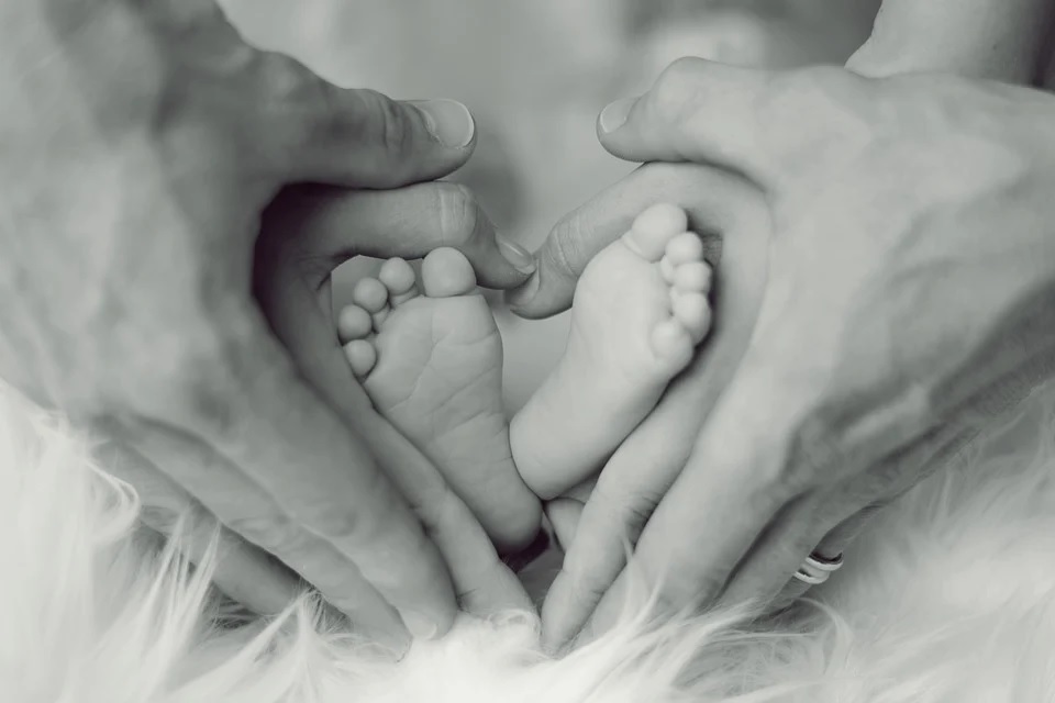 младенец-ноги-отец-мама, ребенок, дети, рождаемость