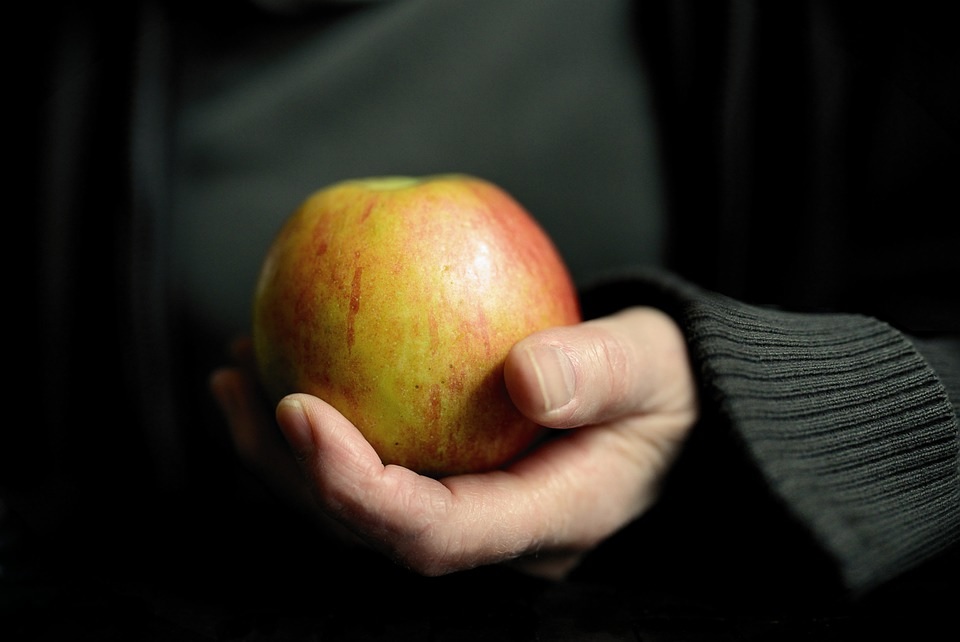 яблоко-рука-хранить-фрукты