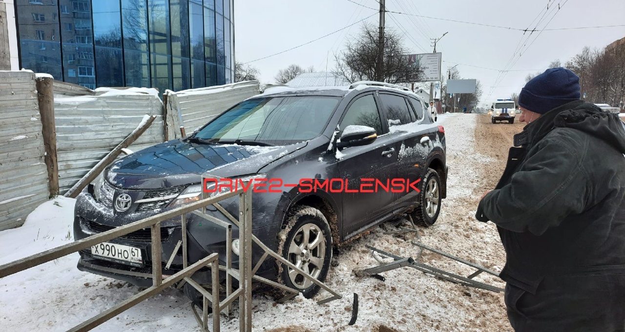 В Смоленске водитель «Калины» врезался в «немца» и получил травмы