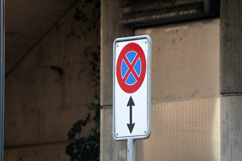 знак остановка-парковка-запрещена