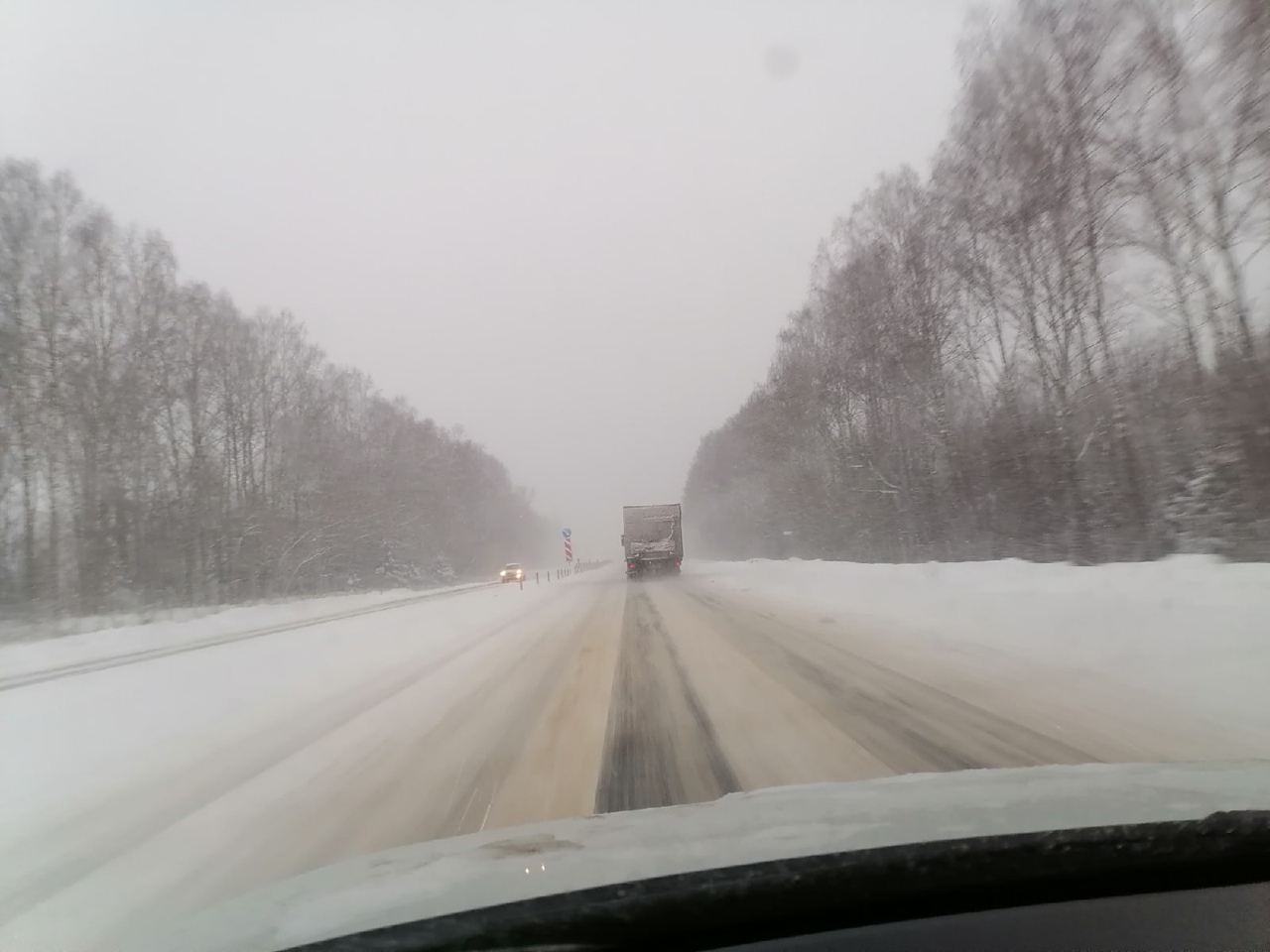Снегопад в Смоленске обернулся авариями и пробками
