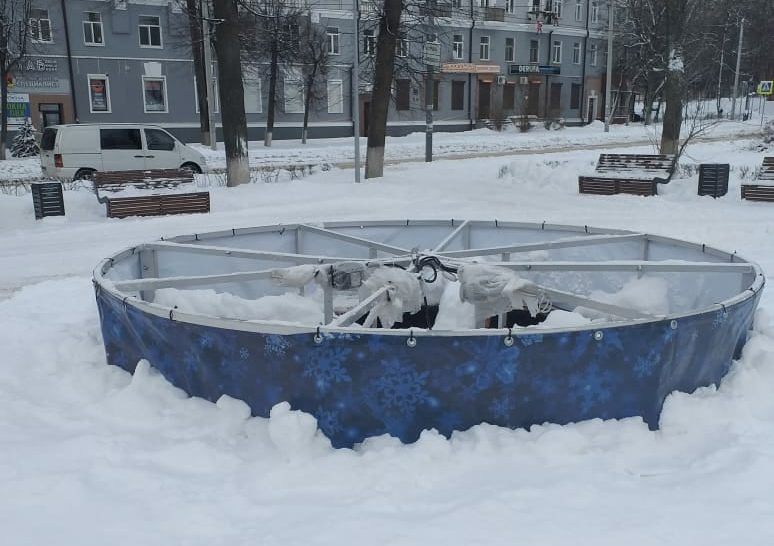 В Смоленске вандалы разгромили арт-объект на «джакузи» в парке Пионеров