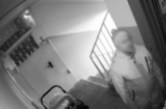 подъезд, мужчина помочился на коляски