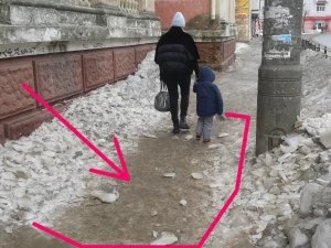Хозяйство вести - не флагом трясти. «Единая Россия» в Смоленске очистила шесть «квадратов» тротуара