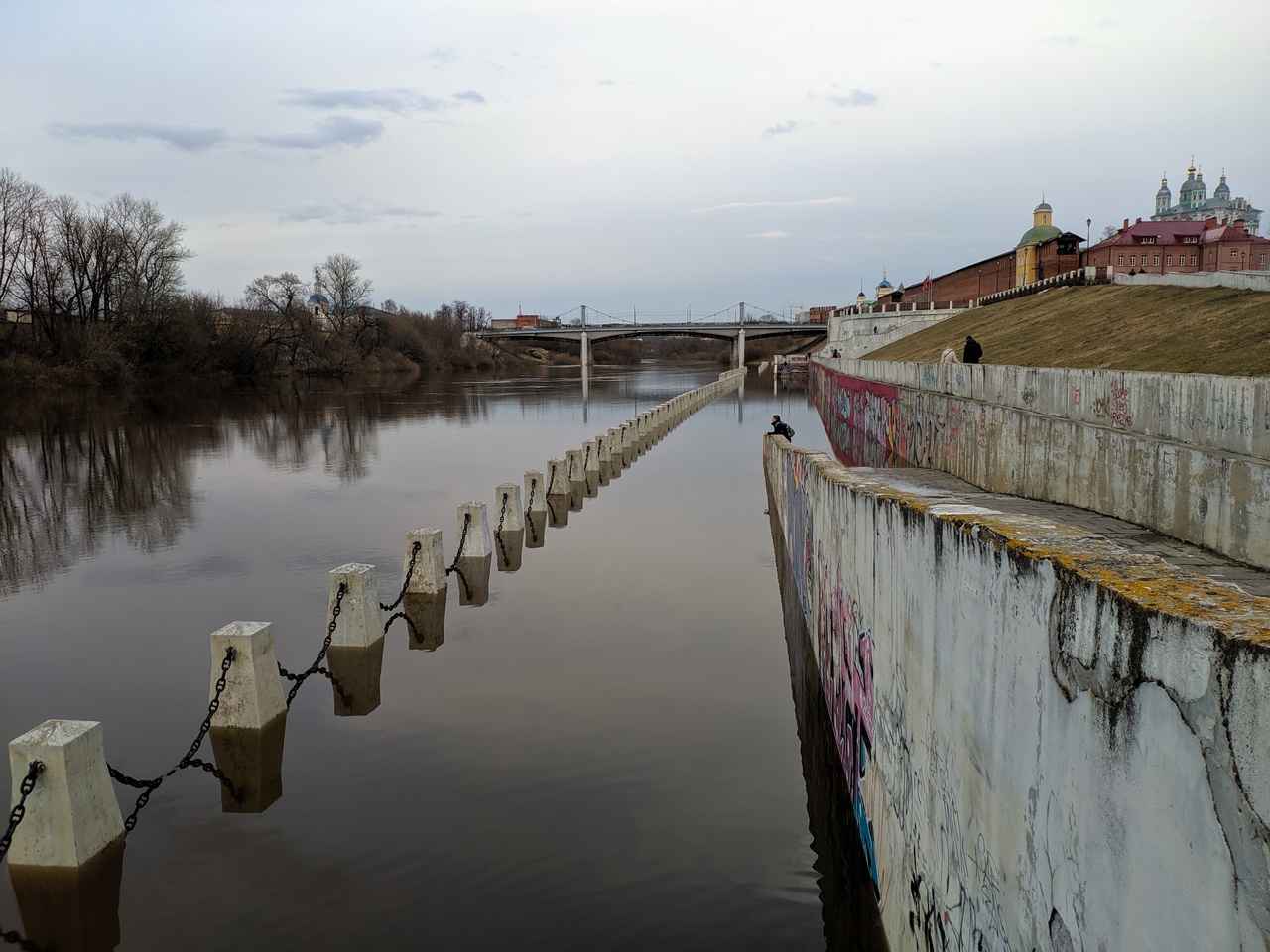 Уровень воды в днепре смоленск сегодня. Днепр разлив Смоленск набережная. Смоленск потоп набережная. Смоленск затоплена набережная 2023. Набережная в Смоленске затопило.
