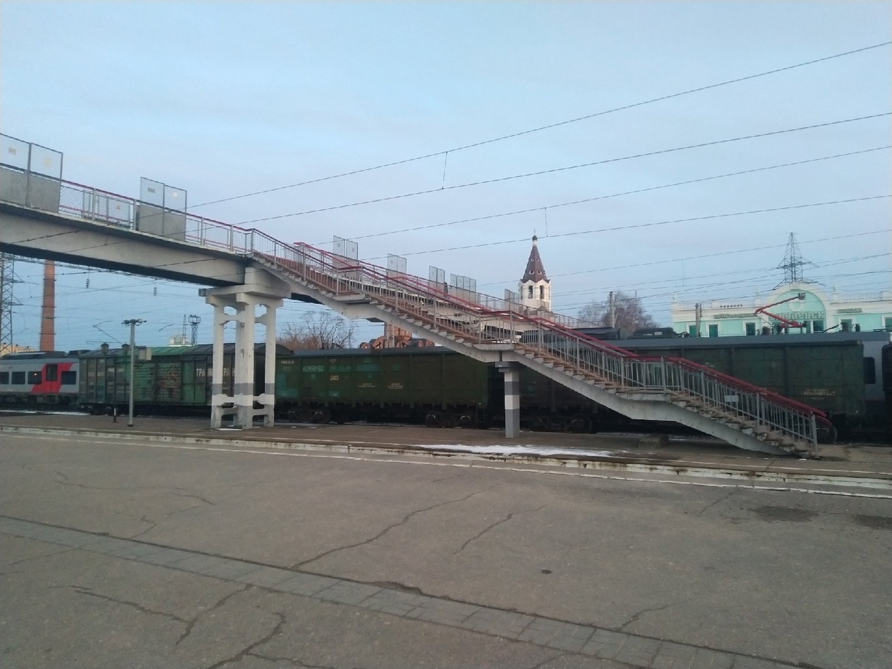 Пешеходный мост, вокзал, поезд