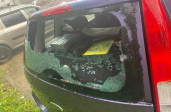 град, разбитое стекло автомобиля