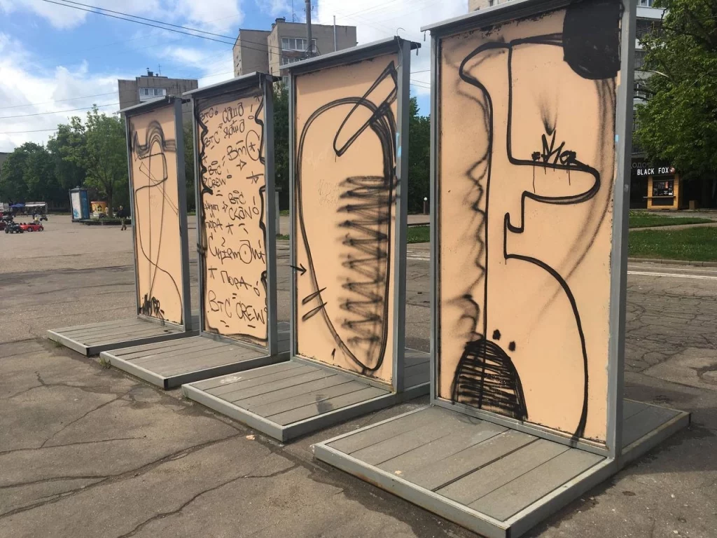 Вандалы испортили патриотическое граффити в Смоленске