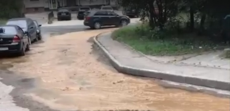 грязная вода на улице Попова