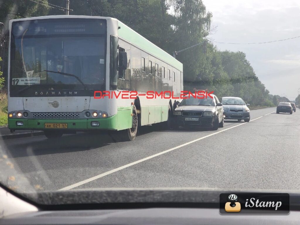 На Витебском шоссе в Смоленске столкнулись автобус и «Ауди»