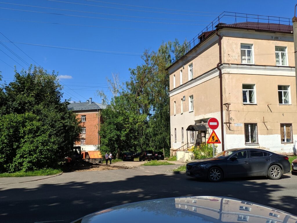 Подрядчик забыл про «бесхозные» дворовые проезды в центре Смоленска