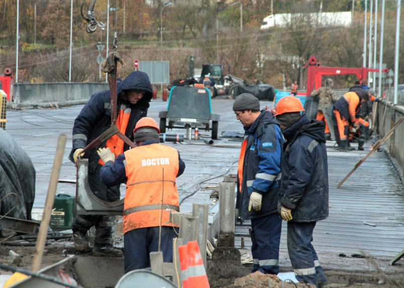рабочие строительство ремонт Крестовоздвиженский мост