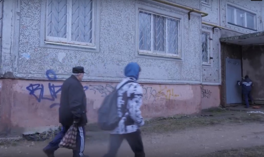 «Жилищник» занялся смыванием граффити на улице Маршала Еременко