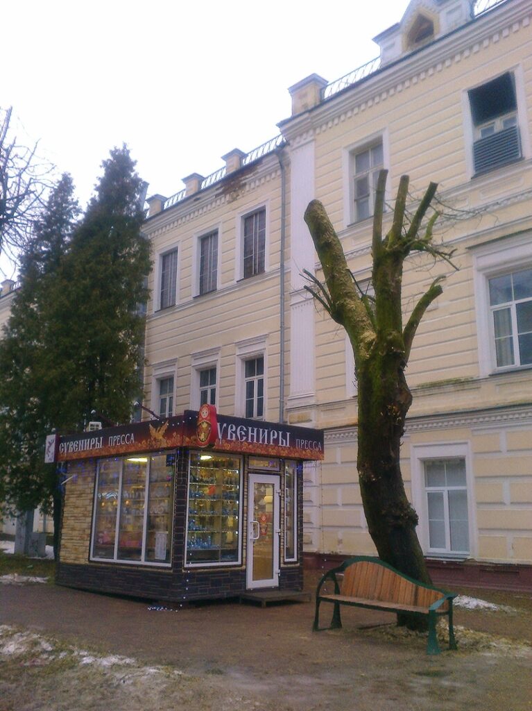 «Зеленстрой» превращает деревья в центре Смоленска в деревянные столбы