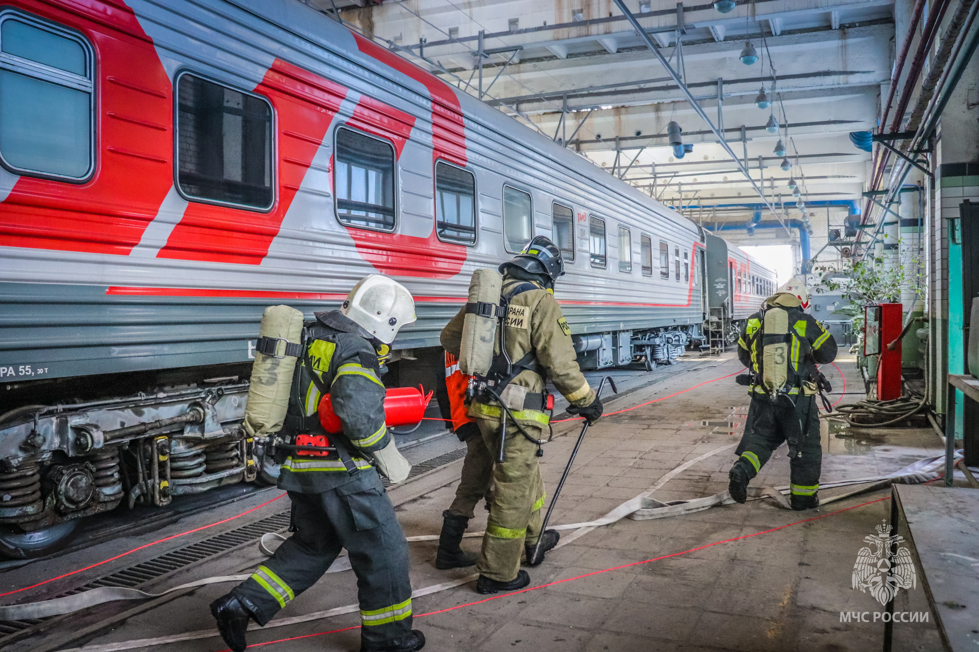 Пожарные тушили вагоны на станции Смоленск-Сортировочная