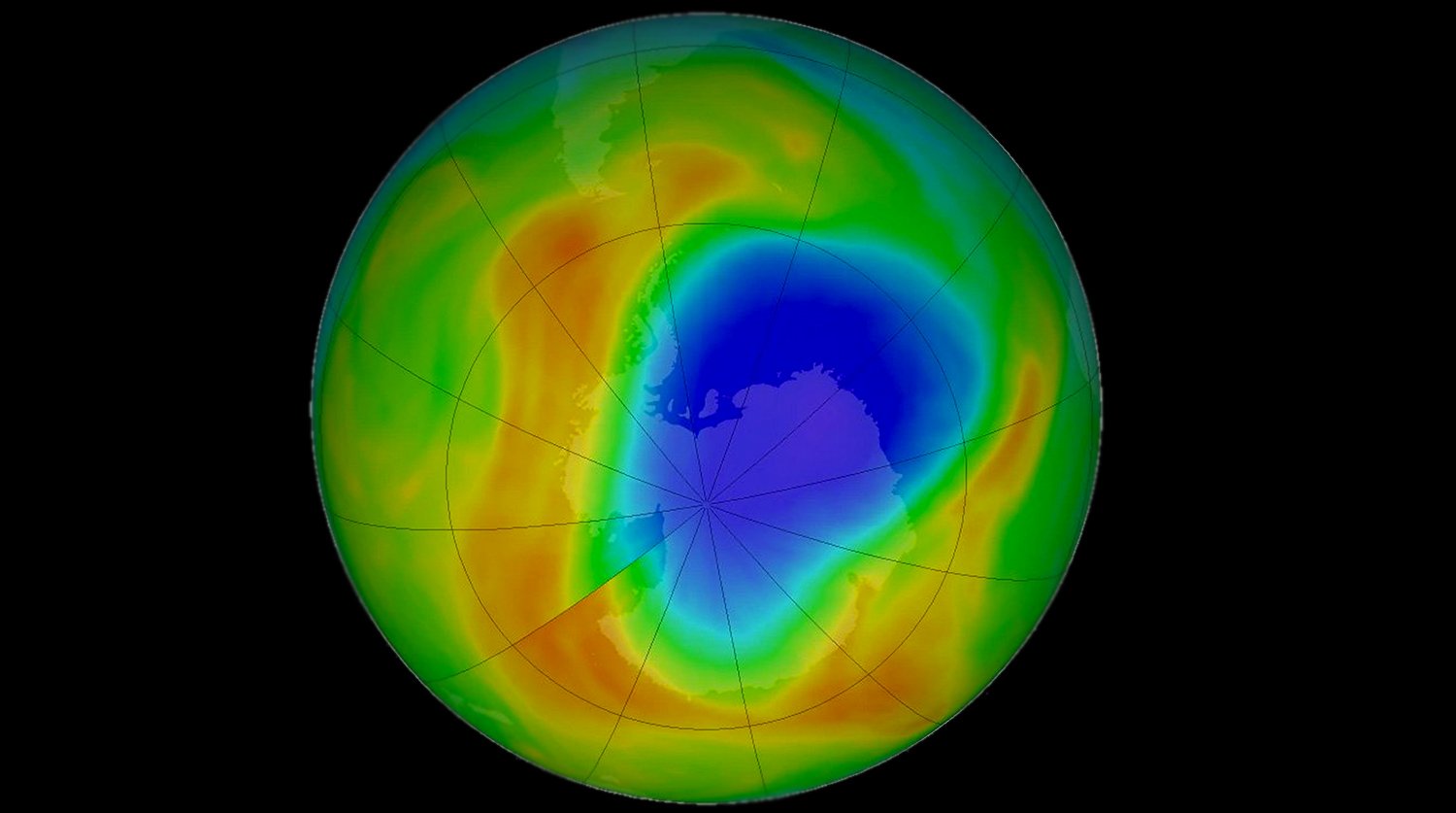 Озоновая дыра это. Озоновая дыра над Арктикой 2020. Озоновая дыра в Арктике. Озоновая дыра 1985. Озоновая дыра над Антарктидой.