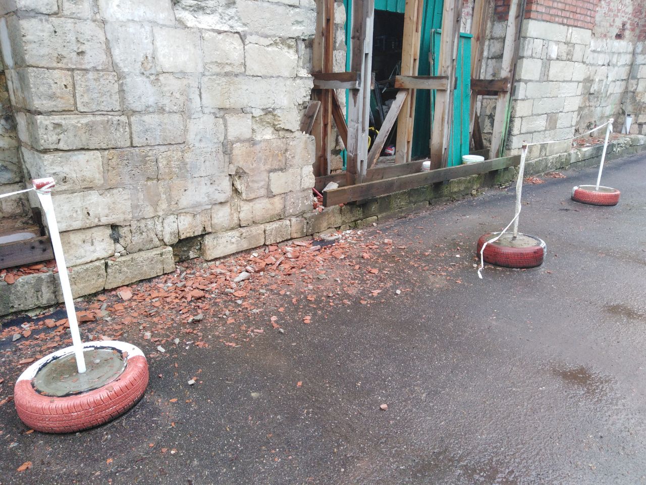 В Смоленске на улице Тимирязева осыпается крепостная стена