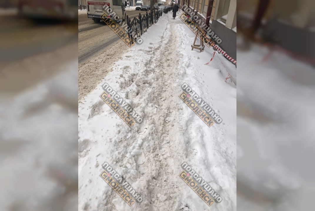 В Смоленске коммунальщики не справляются с последствиями снегопада