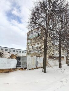 На улице Ново-Московской в Смоленске уничтожают здания