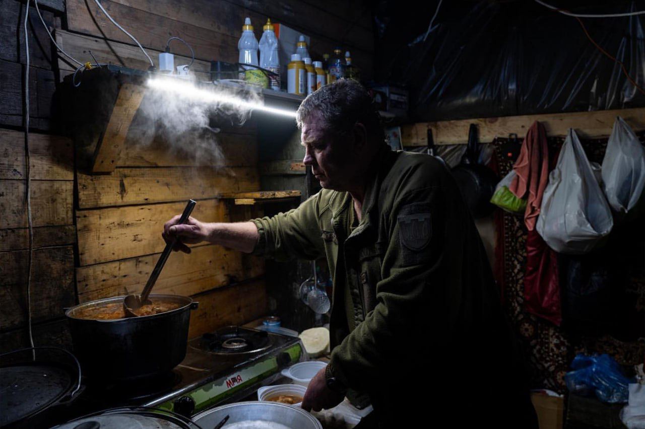 Мужчина, СВО, готовит, еда, кухня, бедность, Украина