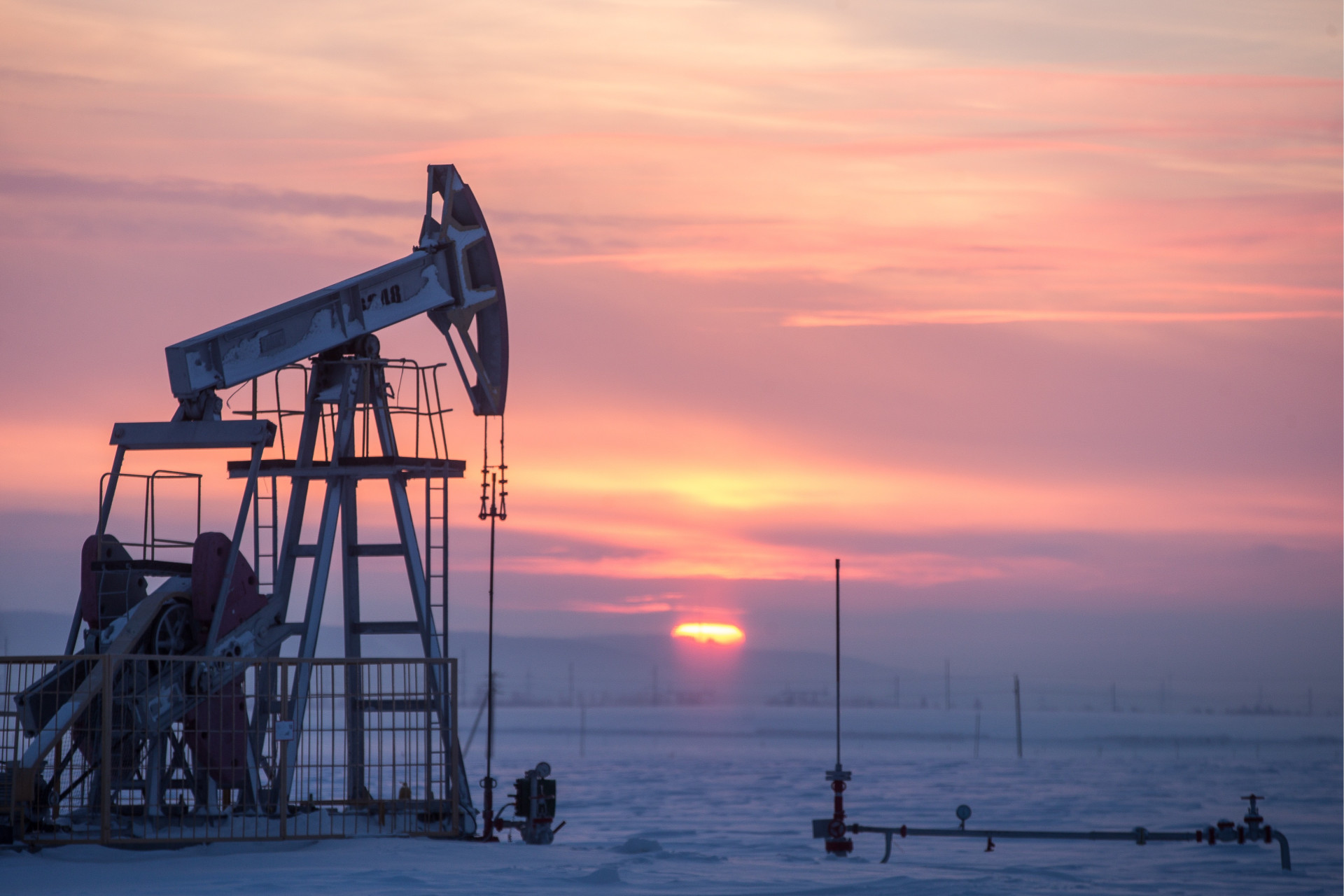 Нефтегазовая отрасль. Нефтяная вышка. Добыча нефти. Нефтяна япромышленость. Нефтяные вышки в Арктике.