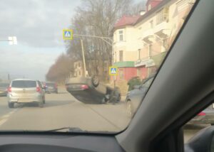 На Витебском шоссе в Смоленске перевернулась легковушка