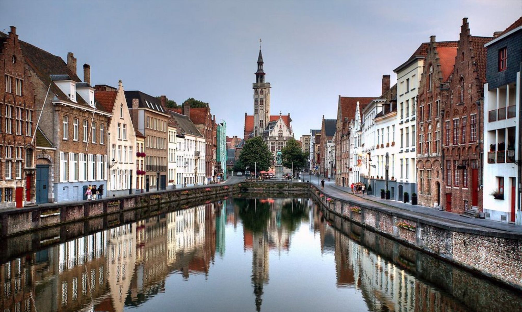 Красивые недорогие города. Брюгге Бельгия. Набережная Брюгге Бельгия. Европейский город. Самые красивые города Европы.