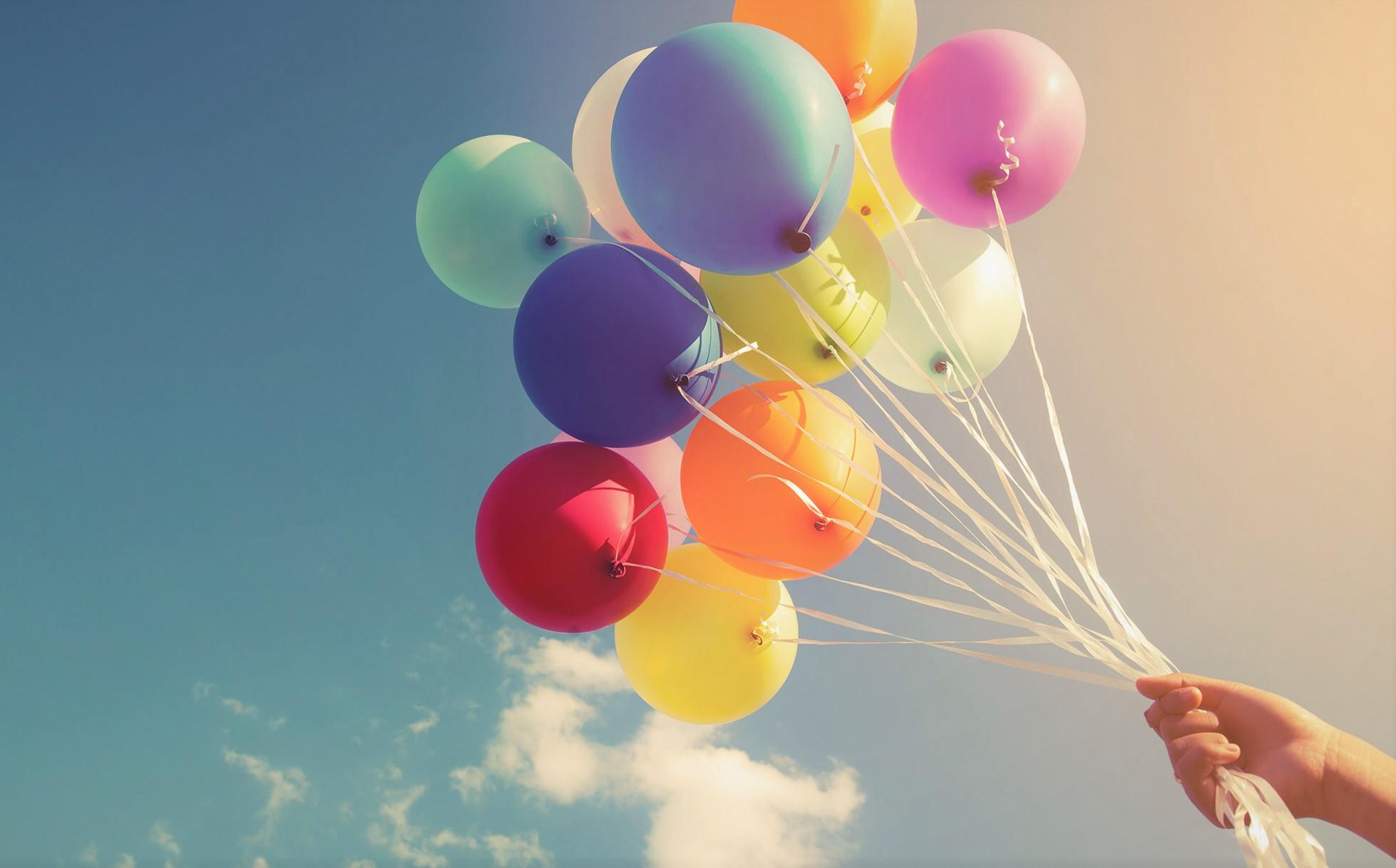 Песнь шарики воздушные. Воздушный шарик. День воздушных шаров. Воздушный шарик летит. С днем рождения воздушный шар.