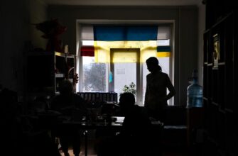 Украина, окно, люди, тени, мрак