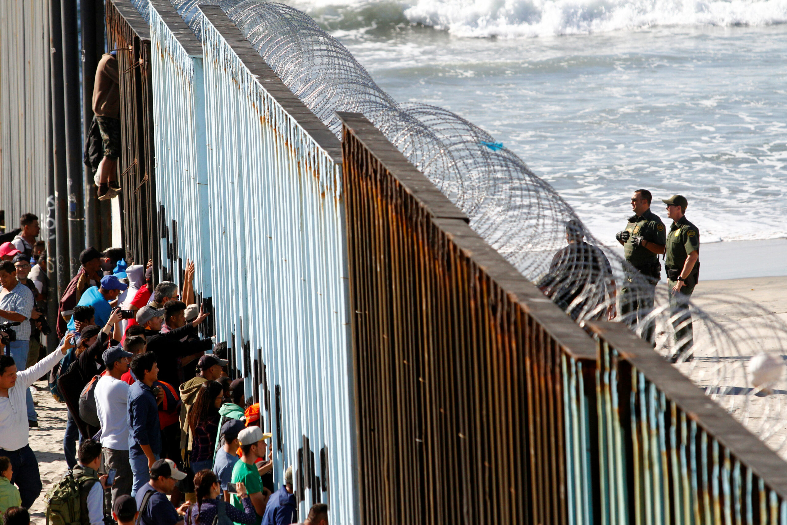 Mexico border. Тихуана Мексика граница с США. Граница между США И Мексикой. Тихуана граница с США забор. Стена на границе Мексики и США.