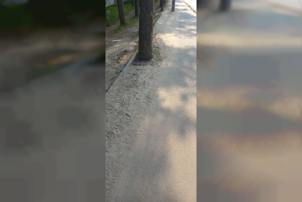 Грязь пережила уборку на улице Маршала Еременко в Смоленске