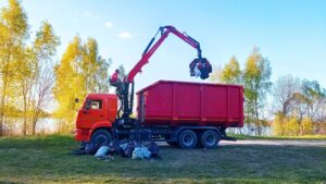 На Ольшанских карьерах в Смоленске собрали три сотни мешков мусора