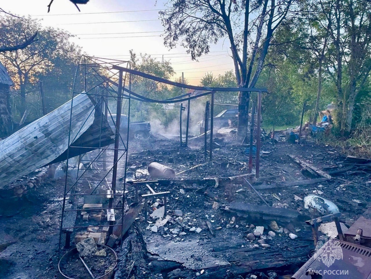 Пламя охватило автомобиль и несколько построек в Смоленской области