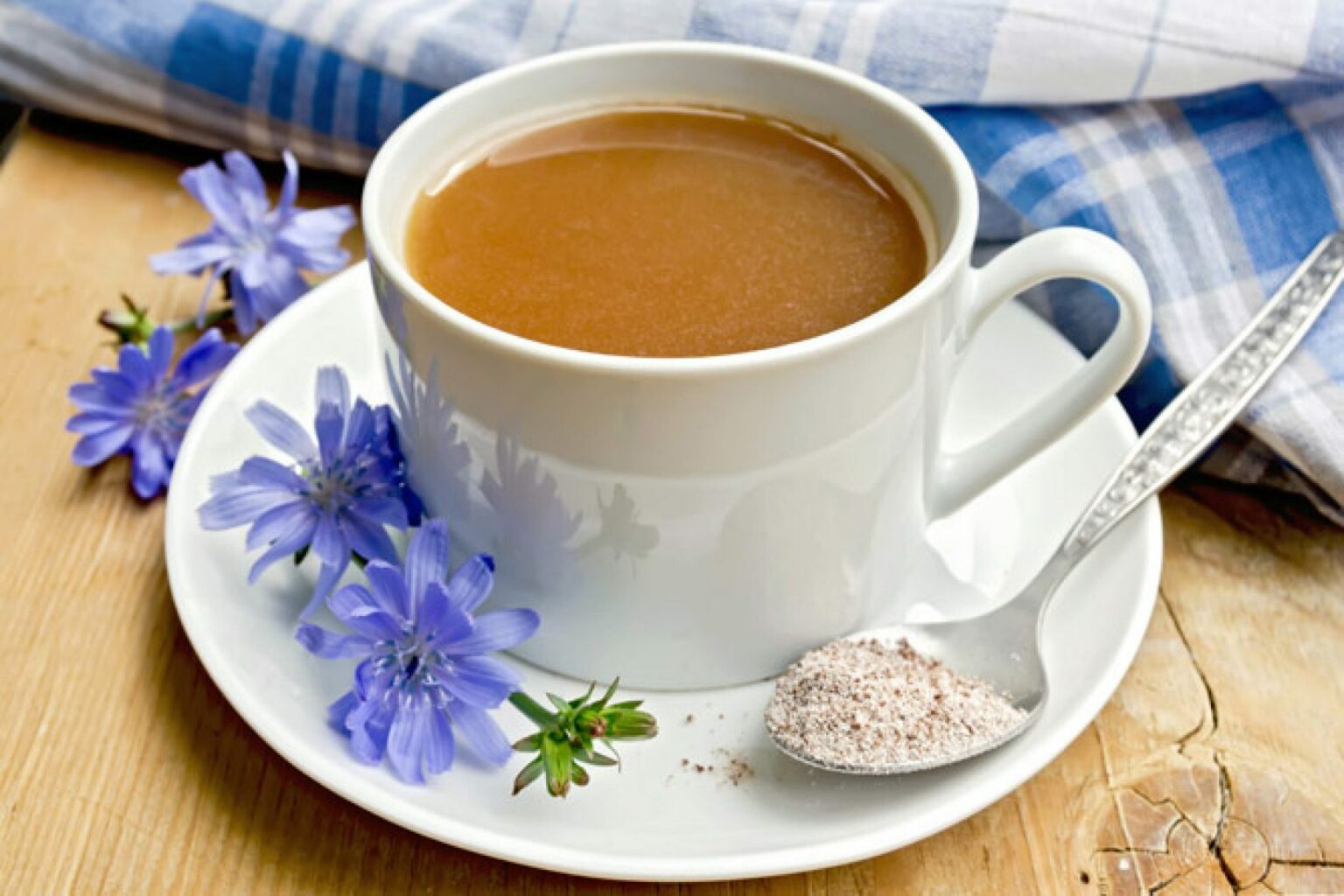 Вместо дорогого чая студенты обычно заваривали цикорий. Ароматный цикорий. Цикорий молочный. Цикорий чай. Напиток из цикория.