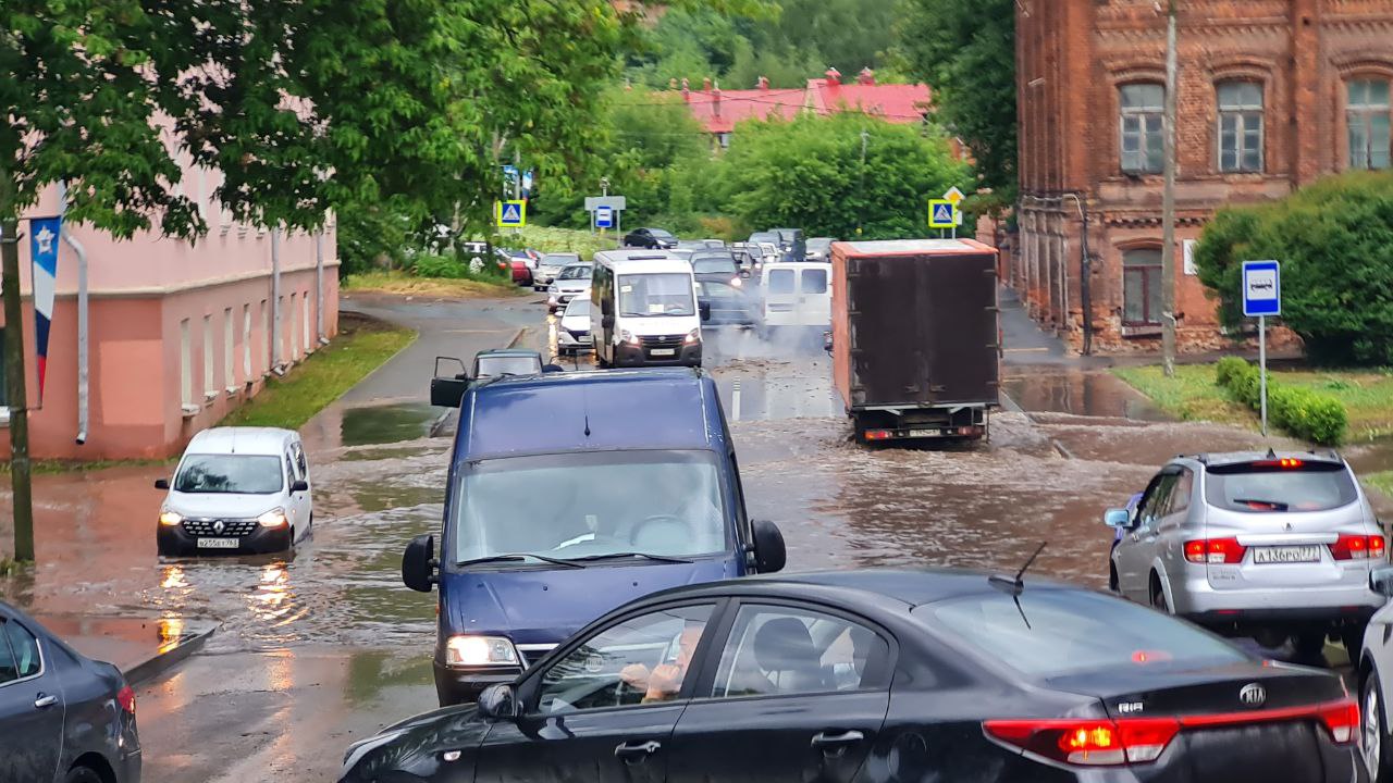 Четыре автомобиля «захлебнулись» в луже на Студенческой улице в Смоленске -  Смоленская народная газета