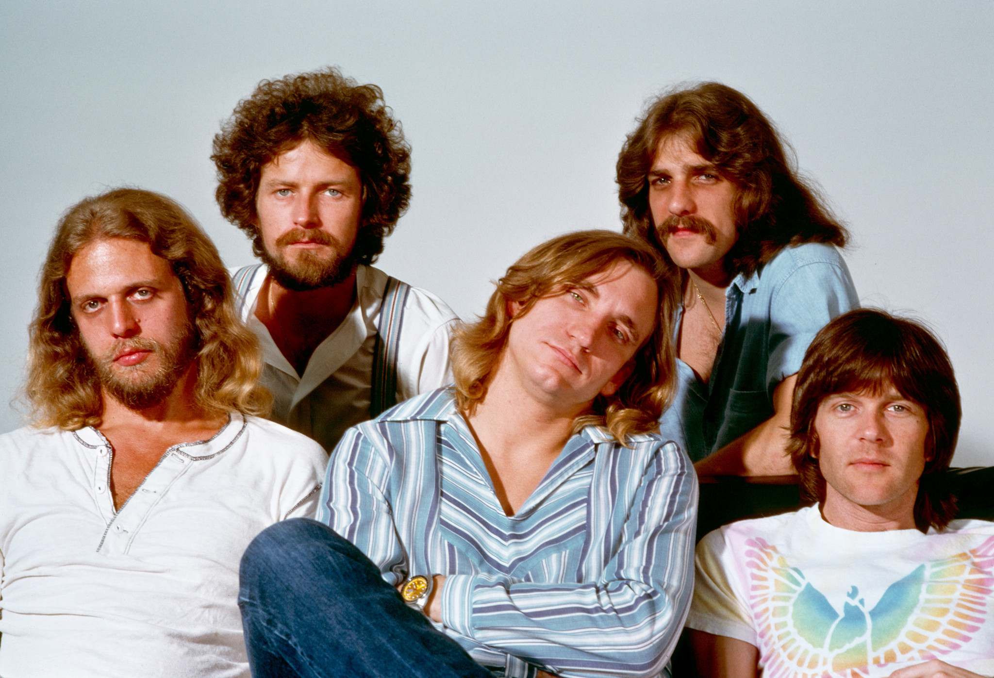 Группы 1976 года. Группа Eagles. Eagles группа 1973. Группа Eagles 1977. Группа Иглс отель Калифорния.
