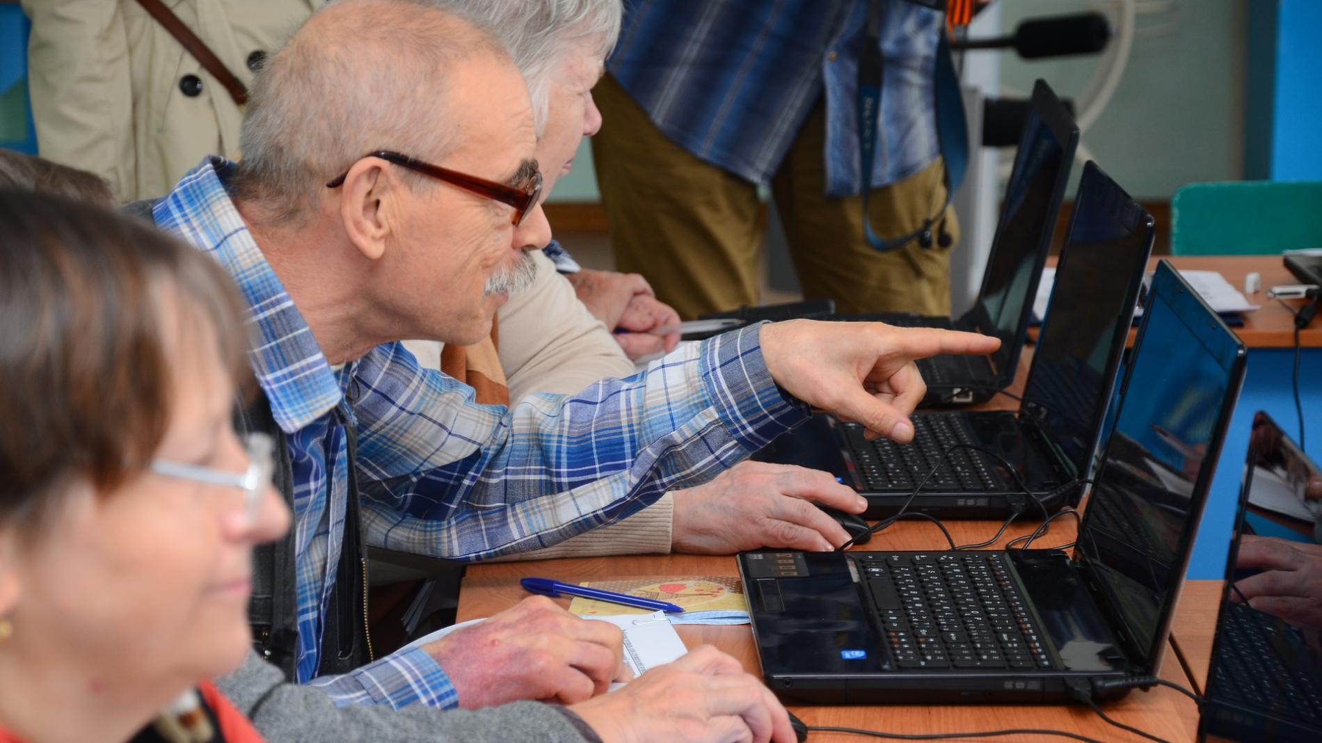 Новгородские бабушки и дедушки изучают Интернет