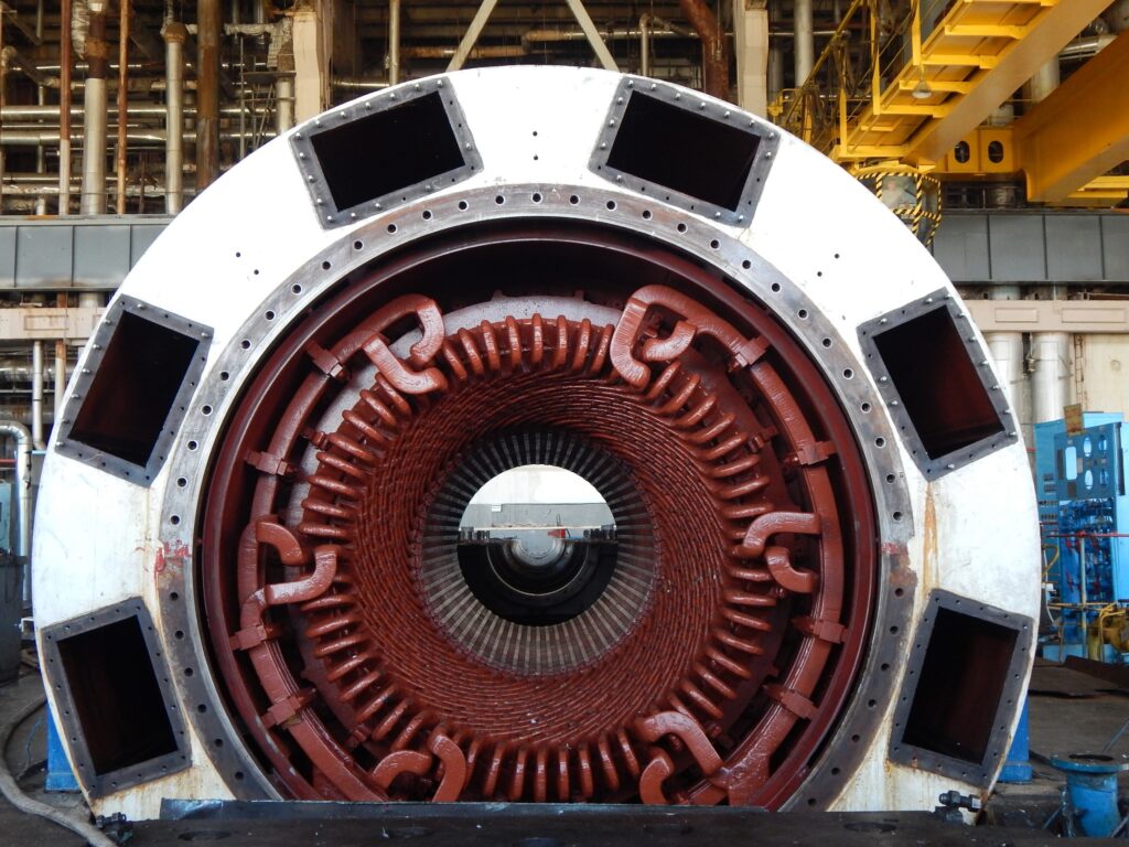 На ТЭЦ-2 в Смоленске разбирают старую турбину