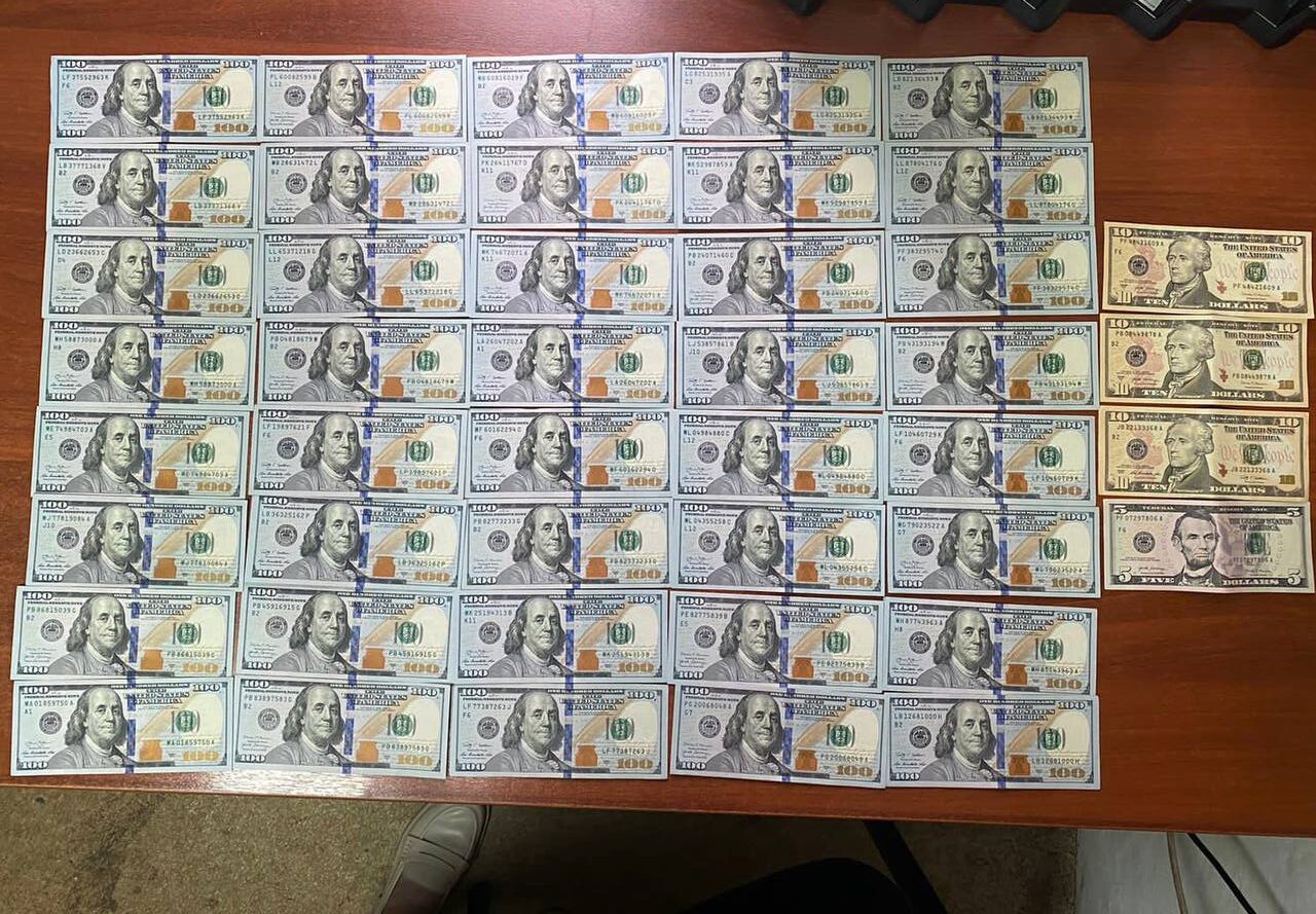 Сотруднику смоленского ПУ ФСБ пытались дать взятку в размере более 4000 долларов